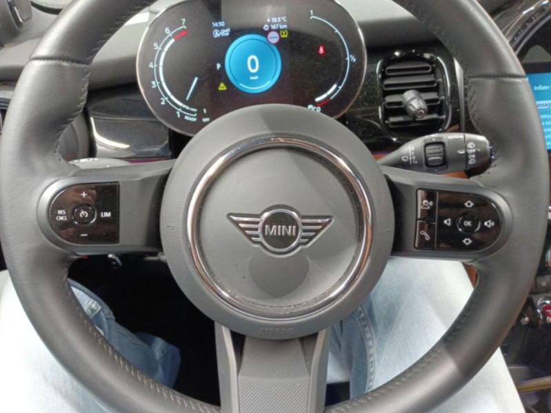Photo 11 de l'offre de MINI MINI III (F56) NEW 1.5i 136 BVA7 COOPER 5P CUIR TOE Camera Key Less HUD Hifi... à 29900€ chez Mérignac auto