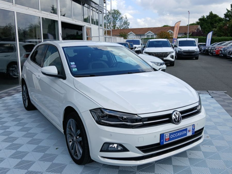 Photo 2 de l'offre de VOLKSWAGEN POLO VI 1.0 TSI 95 BVM5 CARAT EXCLUSIVE Camera JA17 Key Less SC à 15950€ chez Mérignac auto