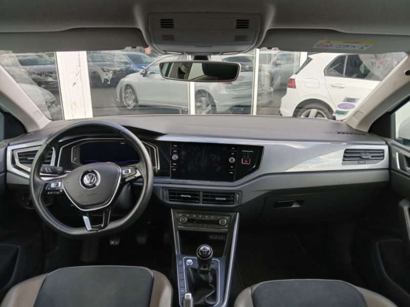 Photo 4 de l'offre de VOLKSWAGEN POLO VI 1.0 TSI 95 BVM5 CARAT EXCLUSIVE Camera JA17 Key Less SC à 15950€ chez Mérignac auto