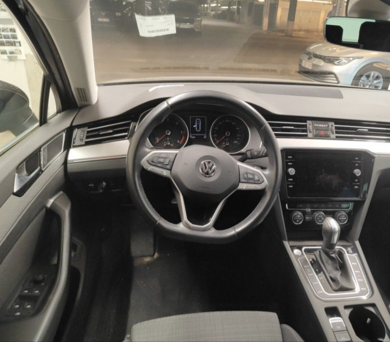 Photo 4 de l'offre de VOLKSWAGEN PASSAT SW VIII 1.6 TDI 120 DSG7 STYLE BUSINESS GPS Radars ACC Hayon EL. à 21750€ chez Mérignac auto