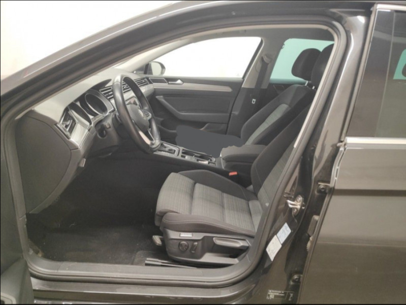Photo 3 de l'offre de VOLKSWAGEN PASSAT SW VIII 1.6 TDI 120 DSG7 STYLE BUSINESS GPS Radars ACC Hayon EL. à 21750€ chez Mérignac auto
