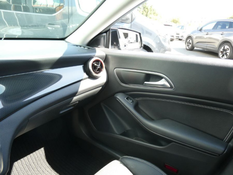 Photo 26 de l'offre de MERCEDES-BENZ CLA SHOOTING BRAKE 180 122cv BVM6 PACK GPS JA18 Radars Privacy Glass à 18950€ chez Mérignac auto
