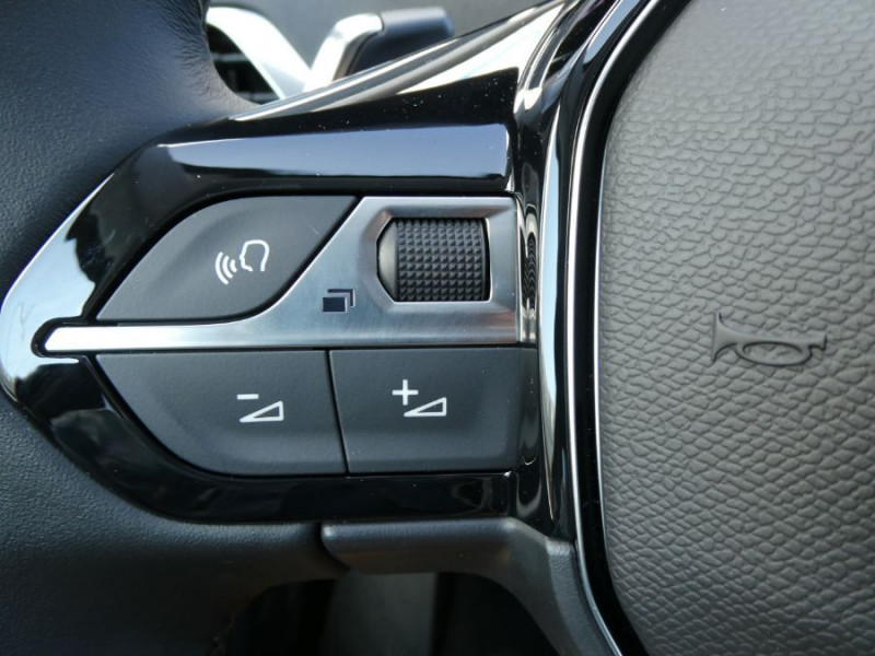 Photo 25 de l'offre de PEUGEOT 3008 II (2) 1.5 BlueHDi 130 EAT8 ALLURE PACK Hayon EL. ACC SC Barres à 23950€ chez Mérignac auto