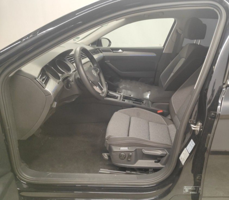 Photo 4 de l'offre de VOLKSWAGEN PASSAT SW VIII 2.0 TDI 150 DSG7 STYLE BUSINESS GPS Radars ACC Hayon EL. 1ère Main à 28980€ chez Mérignac auto