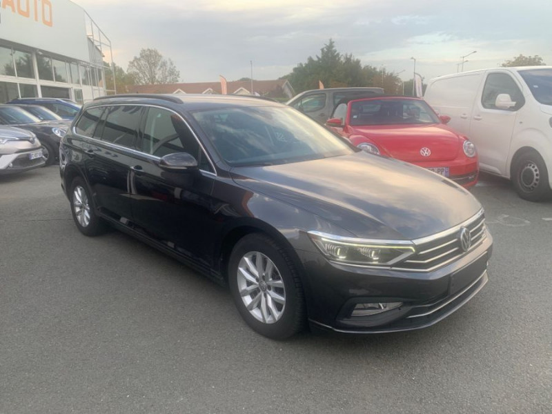Photo 2 de l'offre de VOLKSWAGEN PASSAT SW VIII 1.6 TDI 120 DSG7 STYLE BUSINESS GPS Radars ACC Hayon EL. 1ère Main à 22950€ chez Mérignac auto