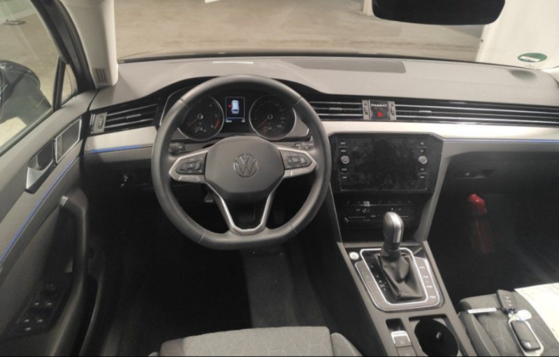 Photo 5 de l'offre de VOLKSWAGEN PASSAT SW VIII 2.0 TDI 150 DSG7 STYLE BUSINESS GPS Radars ACC Hayon EL. 1ère Main à 28980€ chez Mérignac auto