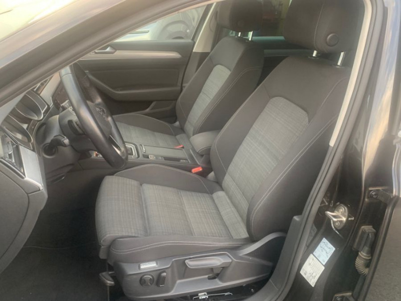 Photo 5 de l'offre de VOLKSWAGEN PASSAT SW VIII 1.6 TDI 120 DSG7 STYLE BUSINESS GPS Radars ACC Hayon EL. 1ère Main à 22950€ chez Mérignac auto