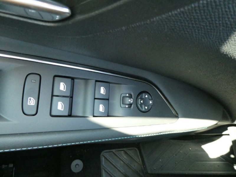 Photo 18 de l'offre de PEUGEOT 3008 II (2) 1.5 BlueHDi 130 EAT8 ALLURE PACK Hayon EL. ACC SC Barres à 23950€ chez Mérignac auto