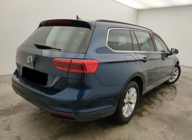 Photo 3 de l'offre de VOLKSWAGEN PASSAT SW VIII 1.6 TDI 120 DSG7 STYLE BUSINESS GPS Radars ACC Hayon EL. 1ère Main à 23650€ chez Mérignac auto