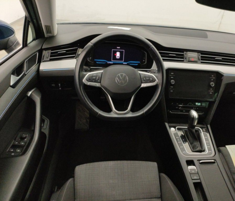 Photo 4 de l'offre de VOLKSWAGEN PASSAT SW VIII 1.6 TDI 120 DSG7 STYLE BUSINESS GPS Radars ACC Hayon EL. 1ère Main à 23650€ chez Mérignac auto