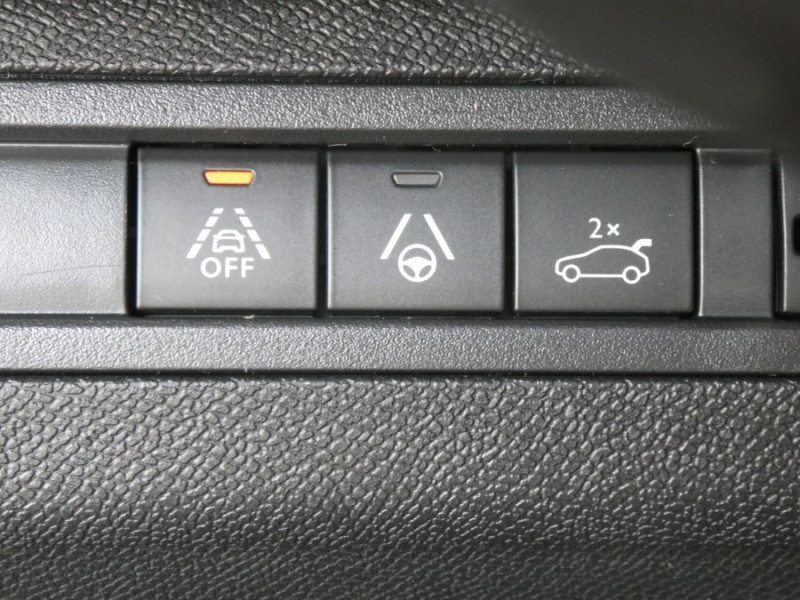 Photo 21 de l'offre de PEUGEOT 3008 II (2) 1.5 BlueHDi 130 EAT8 GT Alcantara TOE Hayon EL. 1ère Main à 27450€ chez Mérignac auto