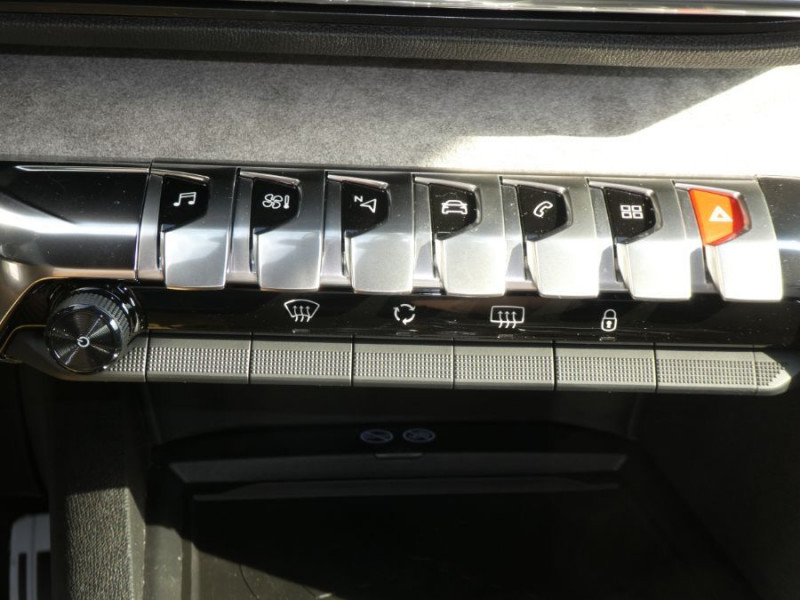 Photo 22 de l'offre de PEUGEOT 3008 II (2) 1.5 BlueHDi 130 EAT8 GT Alcantara TOE Hayon EL. 1ère Main à 27450€ chez Mérignac auto