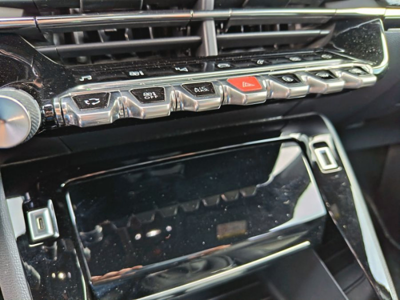 Photo 28 de l'offre de PEUGEOT 2008 II 1.2 PureTech 130 BVM6 GT LINE GPS Camera à 13450€ chez Mérignac auto