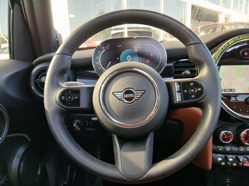 Photo 15 de l'offre de MINI MINI III (F56) NEW 1.5i 136 BVA7 COOPER 5P CUIR TOE Camera Key Less HUD Hifi... à 29900€ chez Mérignac auto