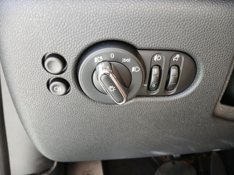 Photo 32 de l'offre de MINI MINI III (F56) NEW 1.5i 136 BVA7 COOPER 5P CUIR TOE Camera Key Less HUD Hifi... à 29900€ chez Mérignac auto