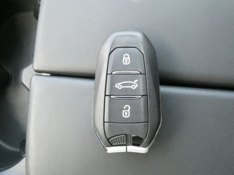 Photo 39 de l'offre de PEUGEOT 3008 II (2) 1.5 BlueHDi 130 EAT8 ALLURE PACK Hayon EL. ACC Camera à 25450€ chez Mérignac auto