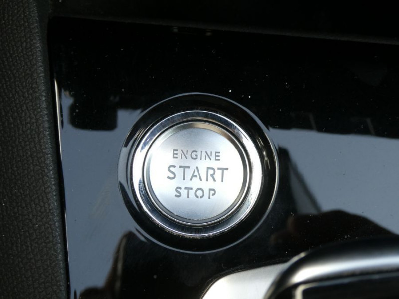 Photo 18 de l'offre de PEUGEOT 3008 II (2) 1.5 BlueHDi 130 EAT8 ALLURE PACK Hayon EL. ACC Camera à 25450€ chez Mérignac auto