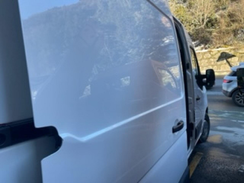 Photo 4 de l'offre de RENAULT MASTER CONFORT 2.3 DCI 145 L2H2 3.5T HABILLAGE BOIS COMPLET à 30980€ chez Garage Serieys Auto