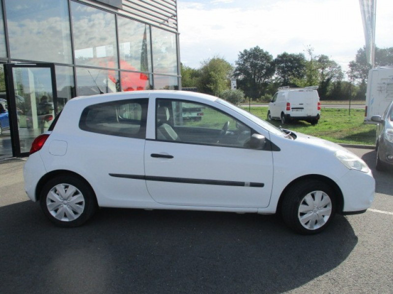Photo 2 de l'offre de RENAULT CLIO III STE 1.5 DCI 70CH GENERIQUE 3P à 3990€ chez AUTOMOBILES DE A A Z DOMALAIN