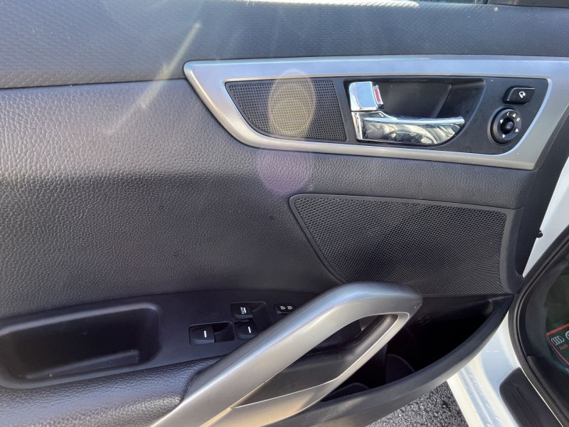 Photo 5 de l'offre de HYUNDAI VELOSTER 1.6 GDI PACK PREMIUM à 11890€ chez International Auto Auneau