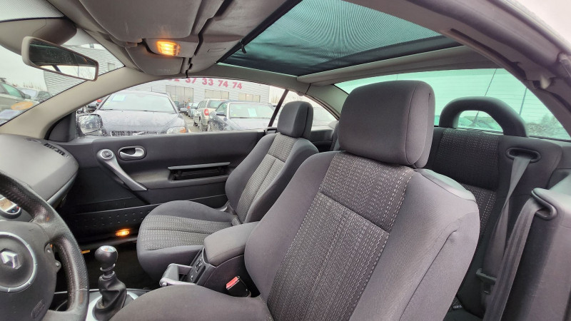 Photo 11 de l'offre de RENAULT MEGANE II CC 1.9 DCI 130CH DYNAMIQUE à 6890€ chez International Auto Auneau