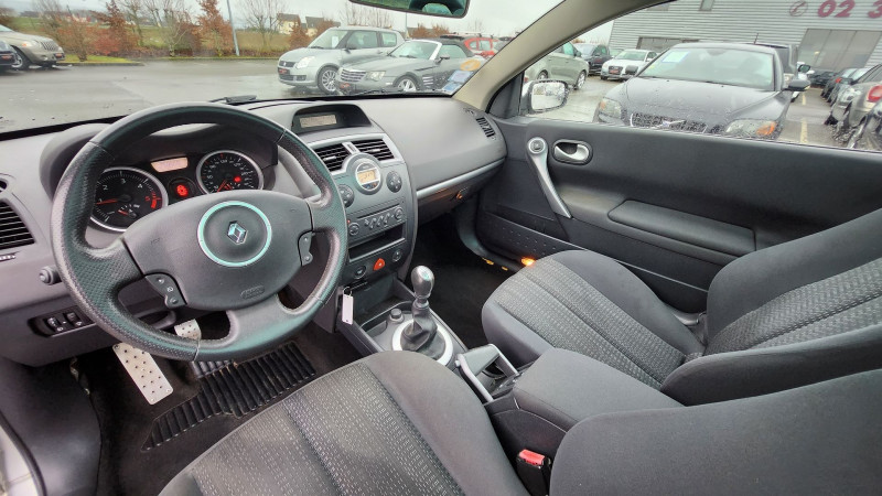 Photo 7 de l'offre de RENAULT MEGANE II CC 1.9 DCI 130CH DYNAMIQUE à 6890€ chez International Auto Auneau