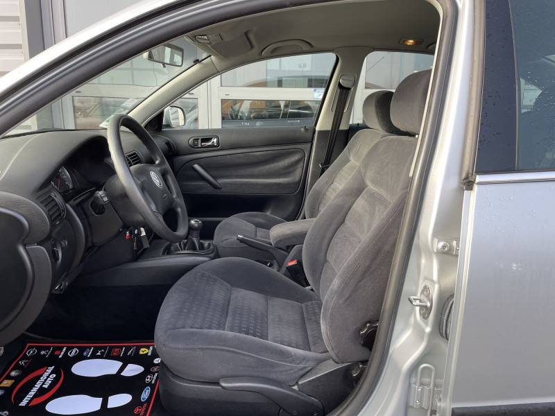 Photo 3 de l'offre de VOLKSWAGEN PASSAT 1.9 TDI 130CH CONFORT à 4890€ chez International Auto Auneau