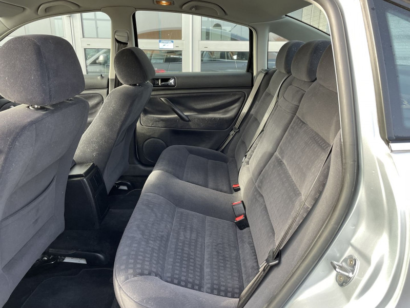 Photo 4 de l'offre de VOLKSWAGEN PASSAT 1.9 TDI 130CH CONFORT à 4890€ chez International Auto Auneau