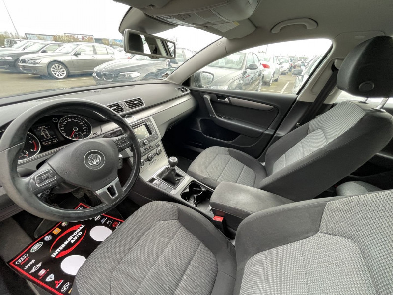 Photo 15 de l'offre de VOLKSWAGEN PASSAT 1.6 TDI 105CH BLUEMOTION TECHNOLOGY FAP CONFORTLINE à 11890€ chez International Auto Auneau