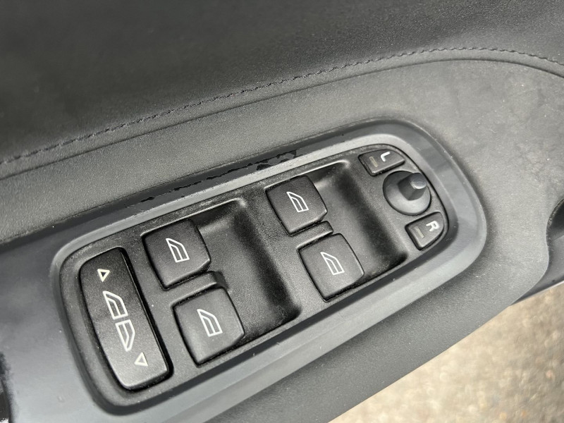 Photo 9 de l'offre de VOLVO C70 CC 2.4 140CH MOMENTUM à 11990€ chez International Auto Auneau