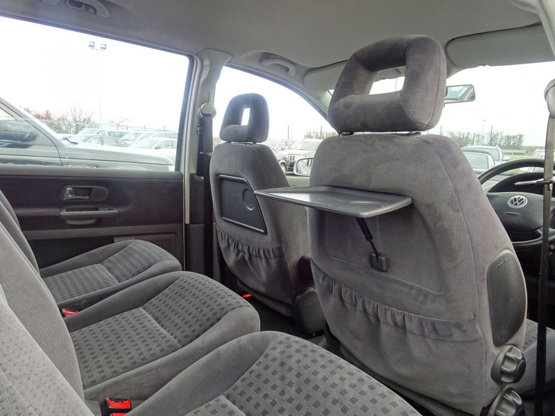 Photo 10 de l'offre de VOLKSWAGEN SHARAN 1.9 TDI 115CH CONFORT 4MOTION à 2490€ chez International Auto Auneau