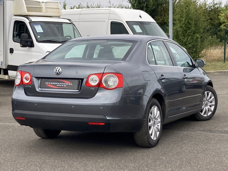 Photo 2 de l'offre de VOLKSWAGEN JETTA 1.4 TSI 140CH CONFORTLINE à 7290€ chez International Auto Auneau