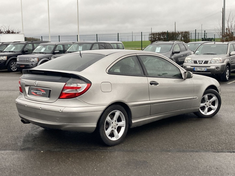 Photo 2 de l'offre de MERCEDES-BENZ CLASSE C COUPE SPORT 230 7GTRO à 9490€ chez International Auto Auneau