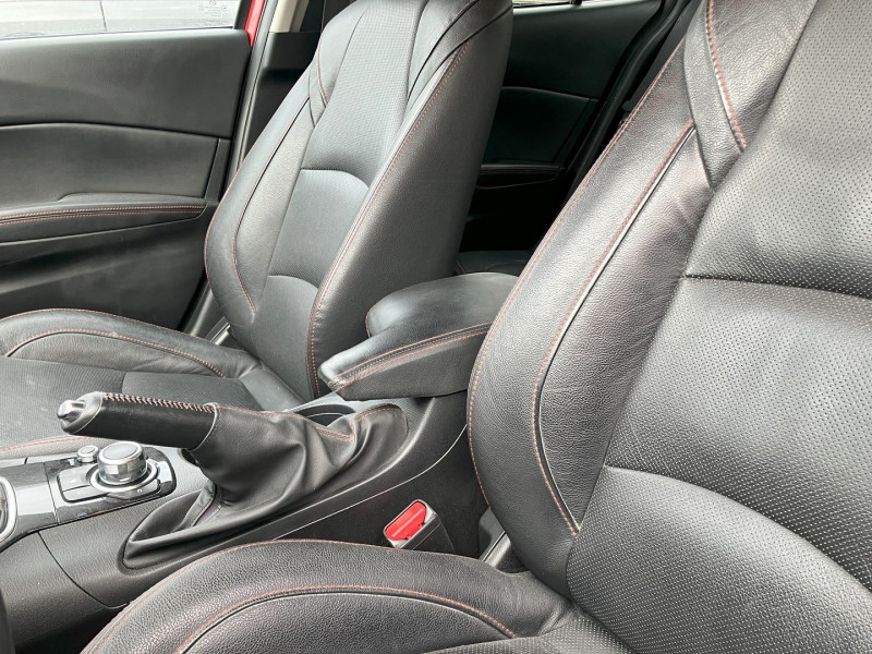 Photo 17 de l'offre de MAZDA MAZDA 3 2.2 SKYACTIV-D 150 SELECTION 4P à 13590€ chez International Auto Auneau