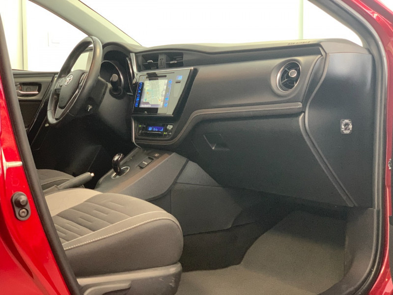 Photo 8 de l'offre de TOYOTA AURIS HSD 136H DESIGN à 17980€ chez Greencar France