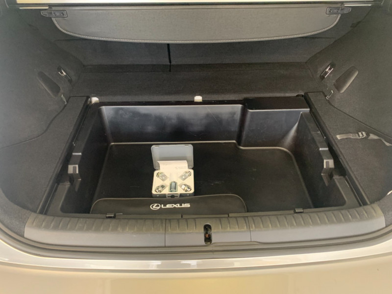 Photo 16 de l'offre de LEXUS CT 200H PREMIUM EDITION à 18980€ chez Greencar France