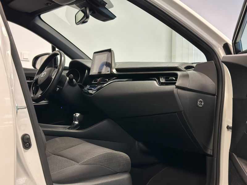 Photo 10 de l'offre de TOYOTA C-HR 122H DYNAMIC 2WD E-CVT à 21980€ chez Greencar France