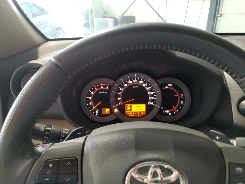 Photo 13 de l'offre de TOYOTA RAV 4 150 D-CAT FAP Lounge 4WD BVA à 11990€ chez GARAGE DESPERROIS