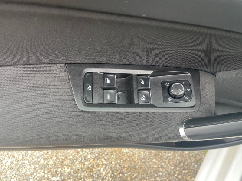 Photo 13 de l'offre de VOLKSWAGEN TOURAN 1.6 TDI 115CH BLUEMOTION TECHNOLOGY FAP CONFORTLINE BUSINESS DSG7 5 PL à 11990€ chez Jeammet automobiles