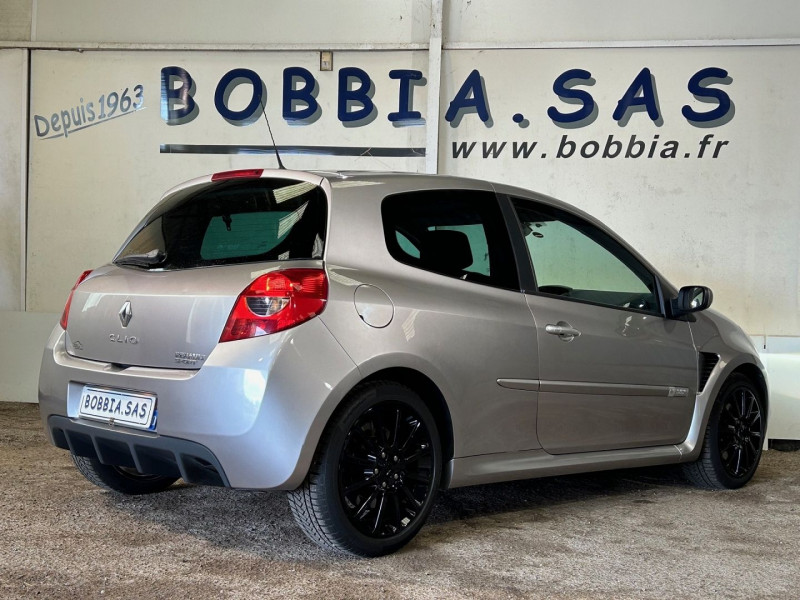 Photo 4 de l'offre de RENAULT CLIO III 2.0 16V 200CH RENAULT SPORT 3P à 12990€ chez BOBBIA SAS