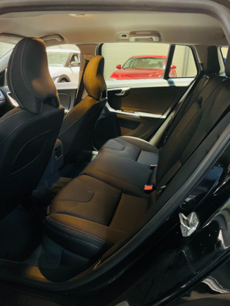 Photo 10 de l'offre de VOLVO V60 D2 120CH MOMENTUM BUSINESS à 13490€ chez Occasions Champenoises