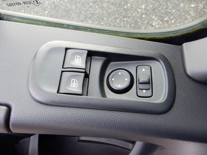 Photo 16 de l'offre de RENAULT MASTER III L2 H2 2.3 DCI 135CH GRAND CONFORT EURO 6 à 24990€ chez JML Auto