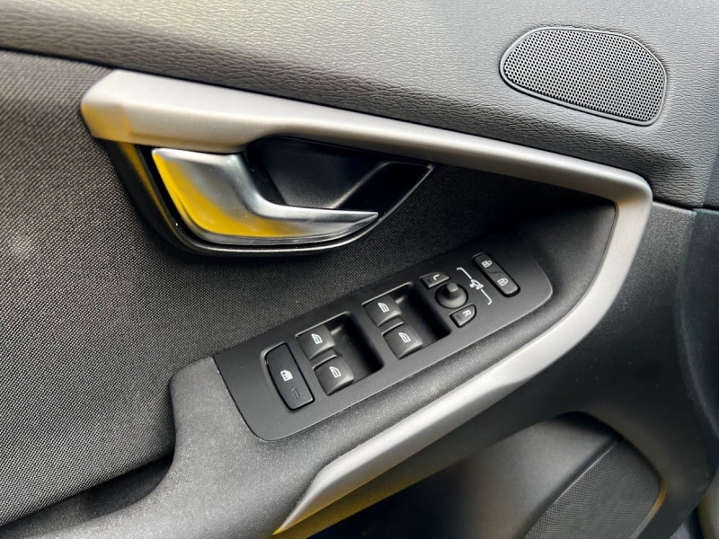 Photo 10 de l'offre de VOLVO V40 T2 122CH MOMENTUM 7CV à 16990€ chez Alliance automobile
