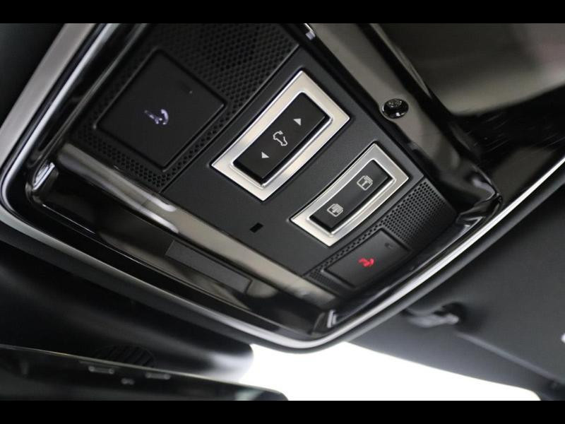 Photo 17 de l'offre de LAND-ROVER Range Rover Velar 2.0D 180ch R-Dynamic AWD BVA à 48590€ chez Autovia Véhicules Multimarques