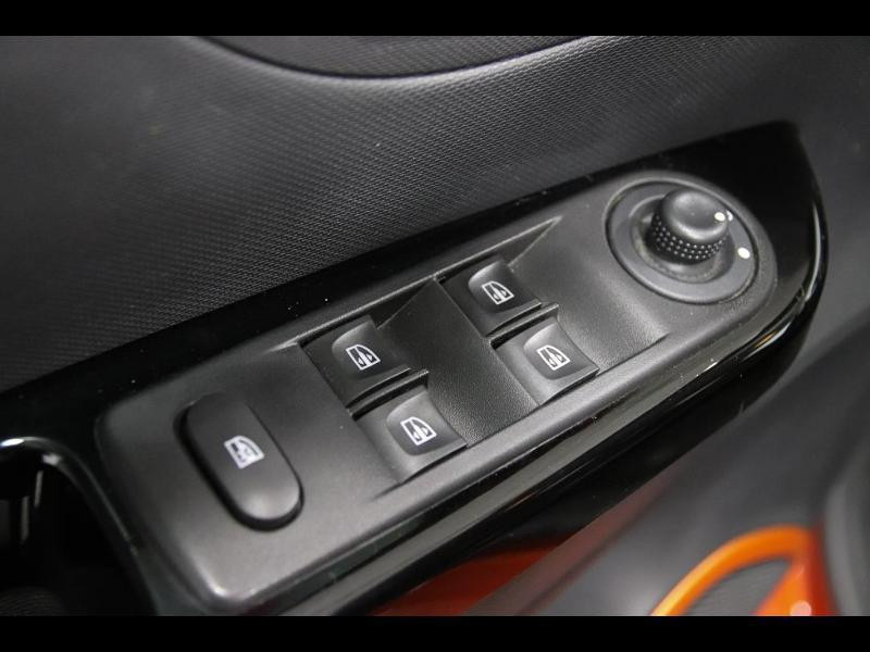 Photo 8 de l'offre de RENAULT Captur 1.5 dCi 90ch Stop&Start energy Intens eco² à 11990€ chez Autovia Véhicules Multimarques