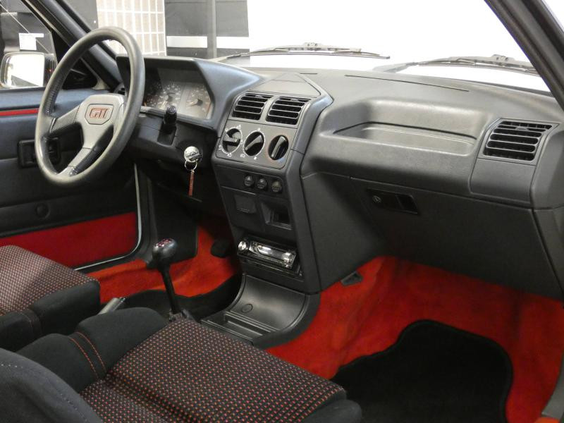 Photo 3 de l'offre de PEUGEOT 205 GTI 115 CH à 19000€ chez Autovia Véhicules Multimarques