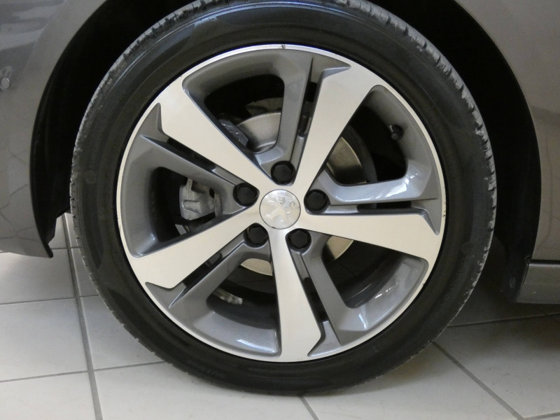 Photo 5 de l'offre de PEUGEOT 308 1.2 PureTech 110ch E6.c S&S Tech Edition à 18480€ chez Autovia Véhicules Multimarques