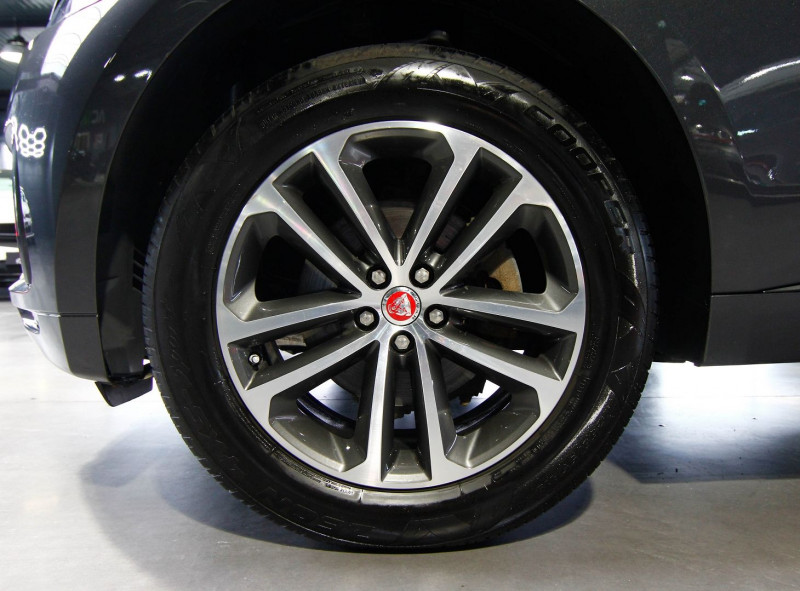 Photo 18 de l'offre de JAGUAR F-PACE 2.0D 240CH R-SPORT 4X4 BVA8 à 31990€ chez AC111 Automobiles