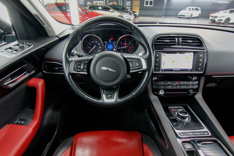 Photo 10 de l'offre de JAGUAR F-PACE 2.0D 240CH R-SPORT 4X4 BVA8 à 31990€ chez AC111 Automobiles