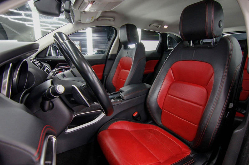 Photo 3 de l'offre de JAGUAR F-PACE 2.0D 240CH R-SPORT 4X4 BVA8 à 31990€ chez AC111 Automobiles